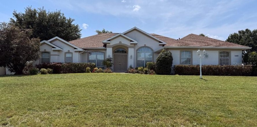 House in Ocala, Florida 3 bedrooms, 207.54 sq.m. № 1911345