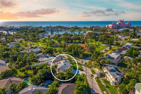 House in Saint Pete Beach, Florida 3 bedrooms, 208.94 sq.m. № 2195714