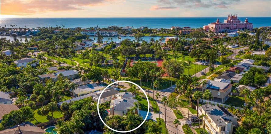 House in Saint Pete Beach, Florida 3 bedrooms, 208.94 sq.m. № 2195714