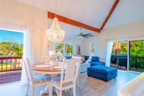 House in Saint Pete Beach, Florida 3 bedrooms, 208.94 sq.m. № 2195714 - photo 14