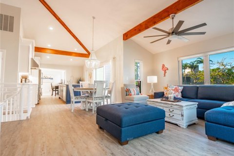 House in Saint Pete Beach, Florida 3 bedrooms, 208.94 sq.m. № 2195714 - photo 11