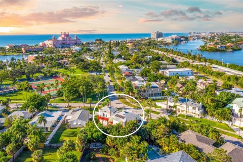 House in Saint Pete Beach, Florida 3 bedrooms, 208.94 sq.m. № 2195714 - photo 5