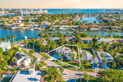 House in Saint Pete Beach, Florida 3 bedrooms, 208.94 sq.m. № 2195714 - photo 2