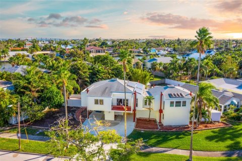 House in Saint Pete Beach, Florida 3 bedrooms, 208.94 sq.m. № 2195714 - photo 3