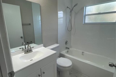 House in Brandon, Florida 4 bedrooms, 149.39 sq.m. № 1907490 - photo 8