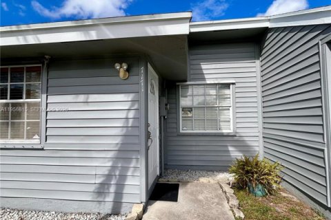 Casa en venta en North Lauderdale, Florida, 2 dormitorios, 92.25 m2 № 2010697 - foto 2