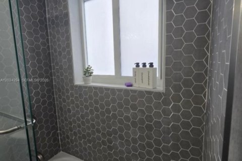 House in Miami, Florida 5 bedrooms, 163.69 sq.m. № 2077820 - photo 12