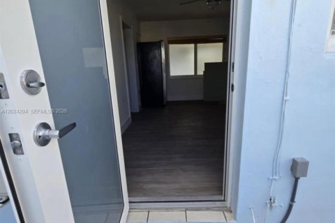 House in Miami, Florida 5 bedrooms, 163.69 sq.m. № 2077820 - photo 23
