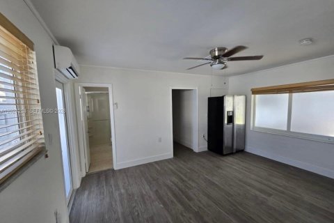 House in Miami, Florida 5 bedrooms, 163.69 sq.m. № 2077820 - photo 24