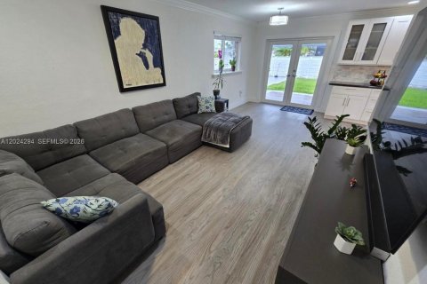 House in Miami, Florida 5 bedrooms, 163.69 sq.m. № 2077820 - photo 4
