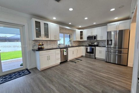 House in Miami, Florida 5 bedrooms, 163.69 sq.m. № 2077820 - photo 5