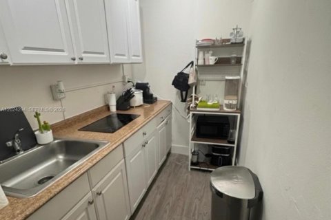 House in Miami, Florida 5 bedrooms, 163.69 sq.m. № 2077820 - photo 28