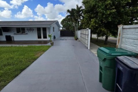 House in Miami, Florida 5 bedrooms, 163.69 sq.m. № 2077820 - photo 15