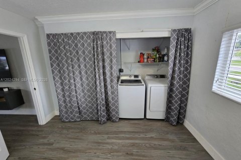 House in Miami, Florida 5 bedrooms, 163.69 sq.m. № 2077820 - photo 18