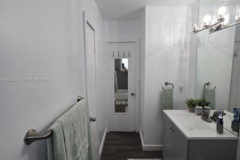 House in Miami, Florida 5 bedrooms, 163.69 sq.m. № 2077820 - photo 13