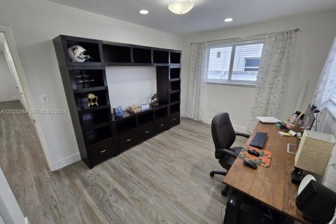House in Miami, Florida 5 bedrooms, 163.69 sq.m. № 2077820 - photo 10