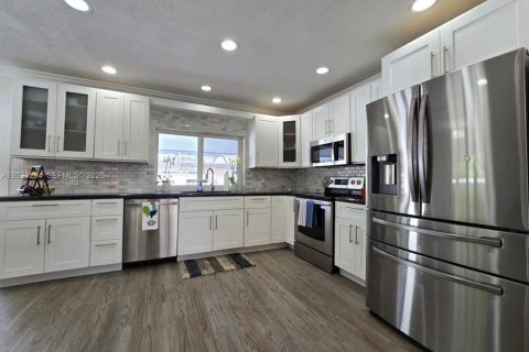 House in Miami, Florida 5 bedrooms, 163.69 sq.m. № 2077820 - photo 14