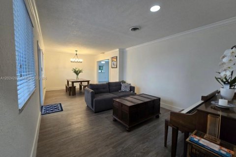 House in Miami, Florida 5 bedrooms, 163.69 sq.m. № 2077820 - photo 9