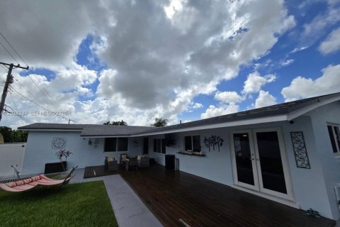 House in Miami, Florida 5 bedrooms, 163.69 sq.m. № 2077820 - photo 16