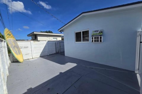 House in Miami, Florida 5 bedrooms, 163.69 sq.m. № 2077820 - photo 22