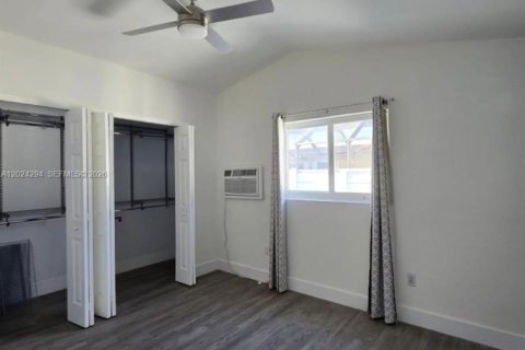House in Miami, Florida 5 bedrooms, 163.69 sq.m. № 2077820 - photo 27