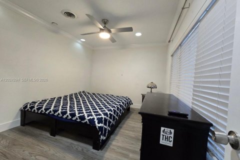 House in Miami, Florida 5 bedrooms, 163.69 sq.m. № 2077820 - photo 11