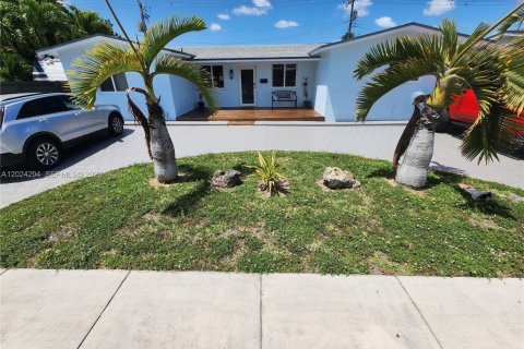 House in Miami, Florida 5 bedrooms, 163.69 sq.m. № 2077820 - photo 2