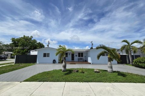 House in Miami, Florida 5 bedrooms, 163.69 sq.m. № 2077820