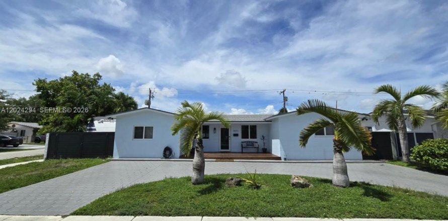 House in Miami, Florida 5 bedrooms, 163.69 sq.m. № 2077820