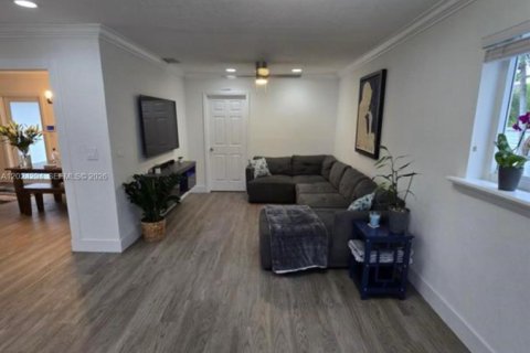 House in Miami, Florida 5 bedrooms, 163.69 sq.m. № 2077820 - photo 3