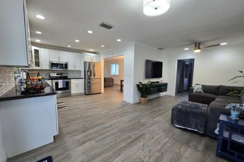 House in Miami, Florida 5 bedrooms, 163.69 sq.m. № 2077820 - photo 6