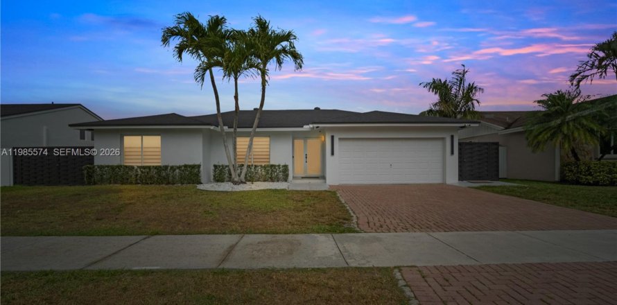 Дом в Майами, Флорида 4 спальни, 162.67м2 № 2047870