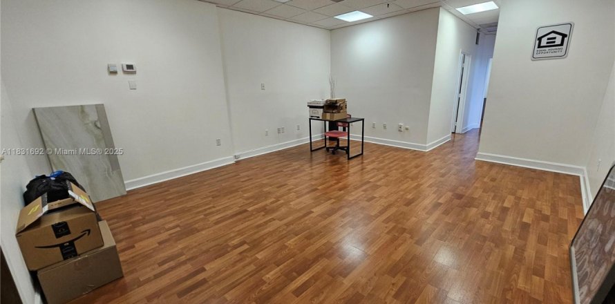 Immobilier commercial à North Miami, Floride № 1962136