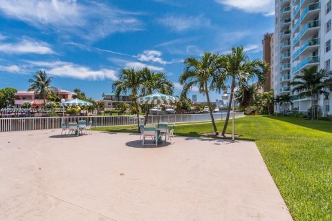 Copropriété à vendre à North Miami Beach, Floride: 2 chambres, 109.44 m2 № 2154306 - photo 25