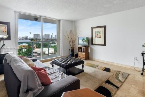 Copropriété à vendre à North Miami Beach, Floride: 2 chambres, 109.44 m2 № 2154306 - photo 17