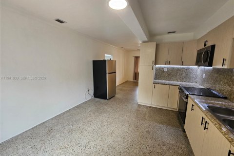 Villa ou maison à louer à Biscayne Park, Floride: 2 chambres, 86.4 m2 № 1998968 - photo 9