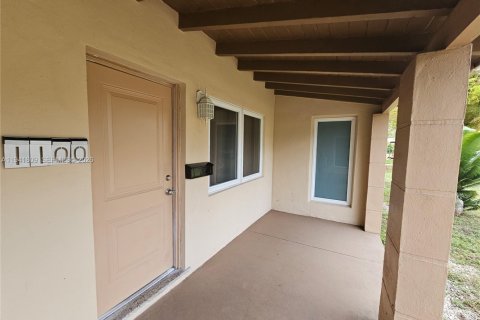 Villa ou maison à louer à Biscayne Park, Floride: 2 chambres, 86.4 m2 № 1998968 - photo 2