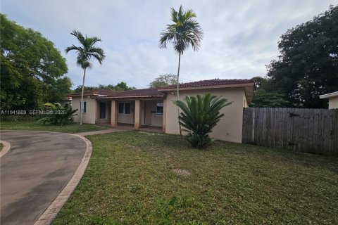 Villa ou maison à louer à Biscayne Park, Floride: 2 chambres, 86.4 m2 № 1998968 - photo 3