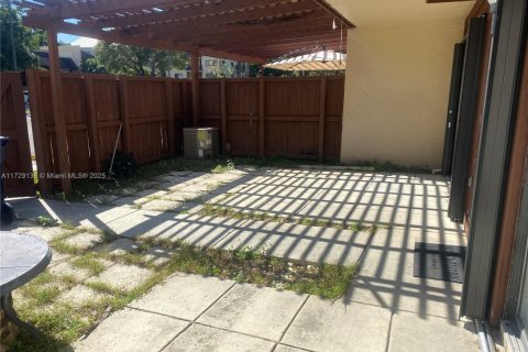 Touwnhouse à vendre à Miami, Floride: 2 chambres, 132.85 m2 № 1483396 - photo 3