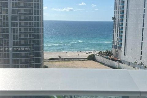 Condominio en venta en Sunny Isles Beach, Florida, 2 dormitorios, 128.39 m2 № 2082872 - foto 18