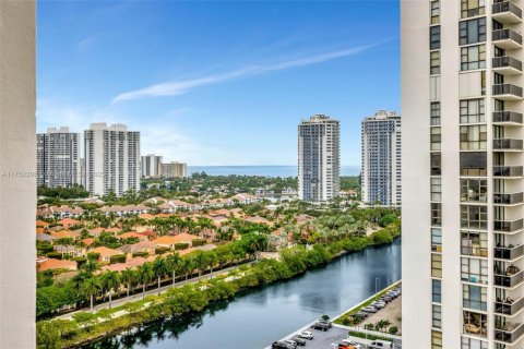 Condo in Aventura, Florida, 2 bedrooms  № 1692793 - photo 23