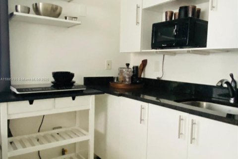 Condo in Miami Beach, Florida, 1 bedroom  № 1939028 - photo 9