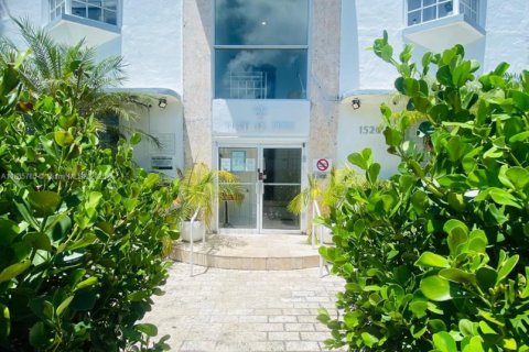 Condo in Miami Beach, Florida, 1 bedroom  № 1939028 - photo 1