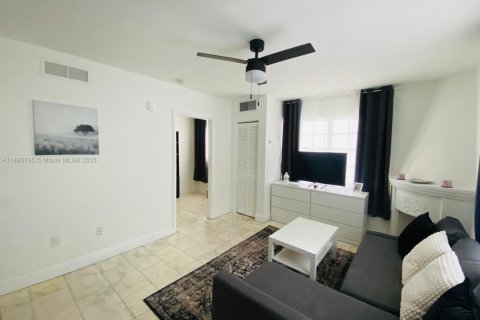 Condo in Miami Beach, Florida, 1 bedroom  № 1939028 - photo 7