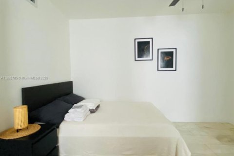Condo in Miami Beach, Florida, 1 bedroom  № 1939028 - photo 13