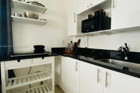 Condo in Miami Beach, Florida, 1 bedroom  № 1939028 - photo 10