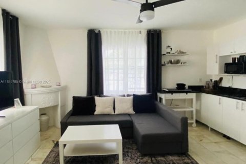 Condo in Miami Beach, Florida, 1 bedroom  № 1939028 - photo 18