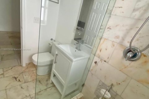 Condo in Miami Beach, Florida, 1 bedroom  № 1939028 - photo 16