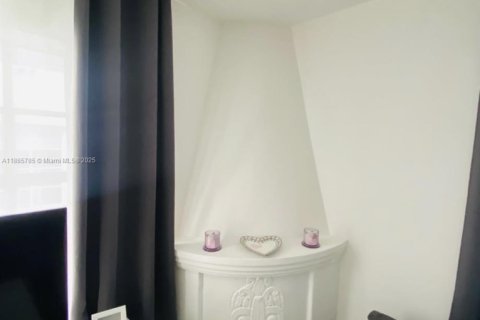 Condo in Miami Beach, Florida, 1 bedroom  № 1939028 - photo 17