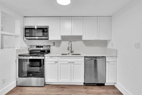 Villa ou maison à louer à Miami, Floride: 3 chambres, 130.06 m2 № 2009376 - photo 13